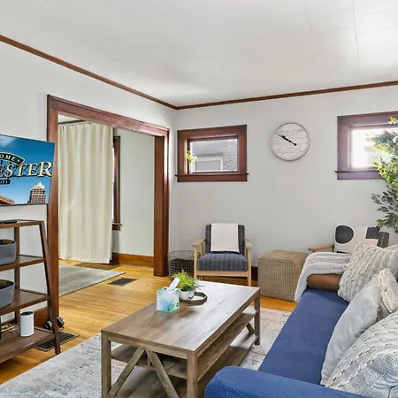 King Bed-Full Kitchen-Self Check-In-Parking-Uofr Villa